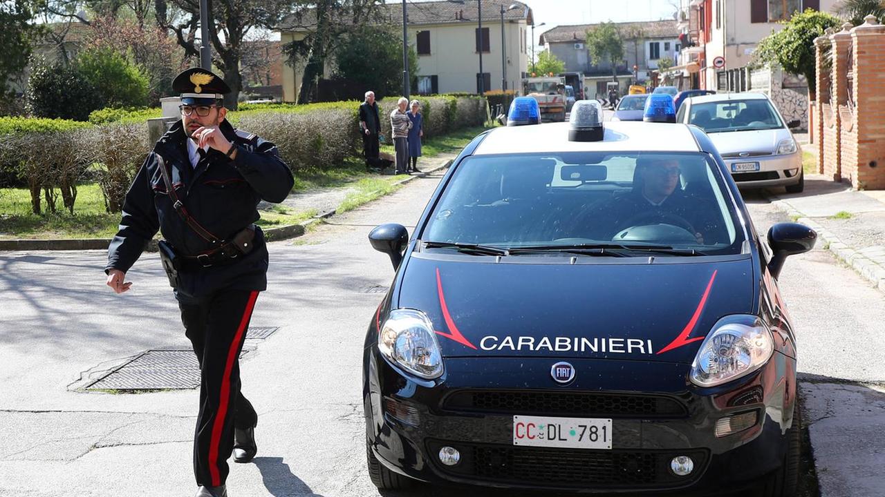 Ruba portafoglio in un bar, denunciata