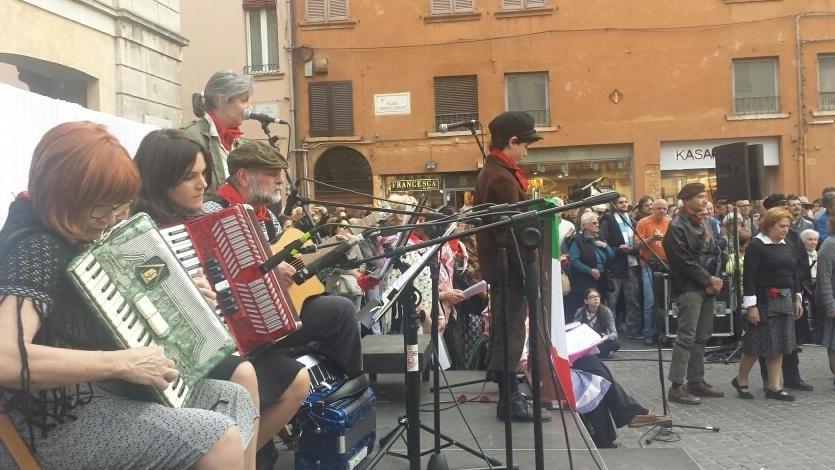 Festa Liberazione l’omaggio della città tra Pertini e Spinelli