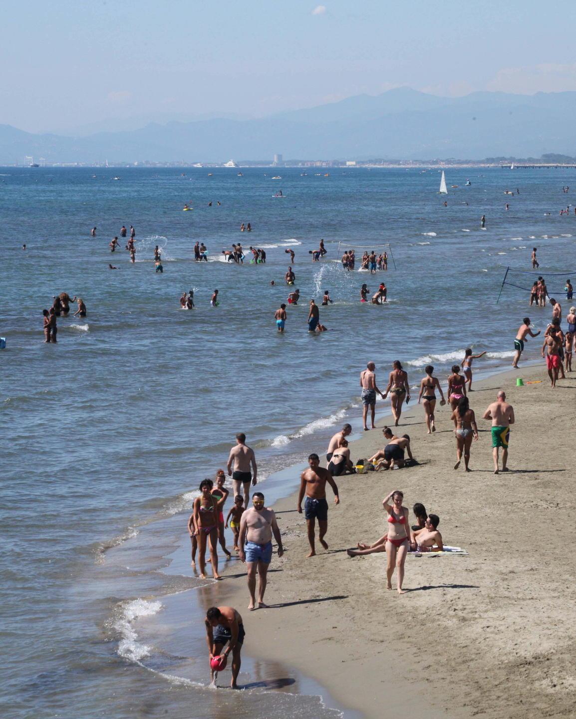Turisti si sdraiano sulla battigia ma vengono fatti allontanare 