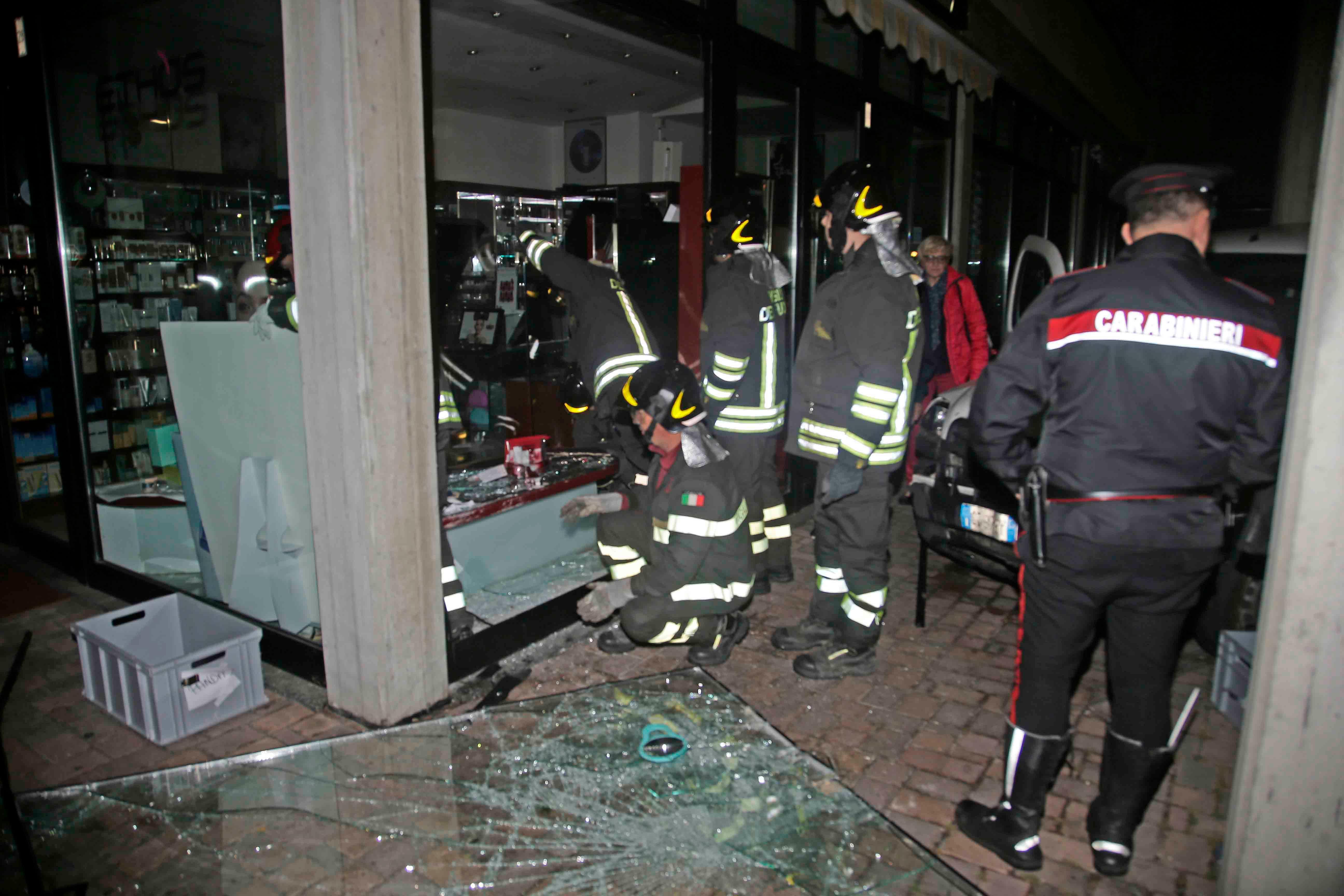 Reggio Emilia, devastata dai ladri la profumeria Franca 