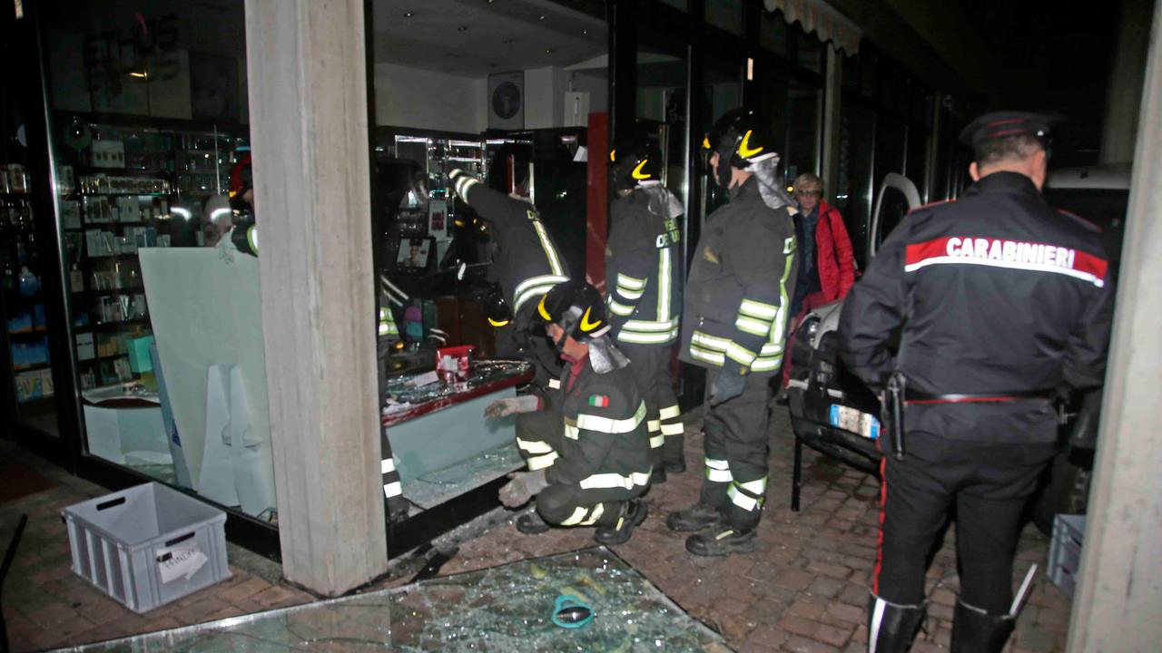 Reggio Emilia, devastata dai ladri la profumeria Franca