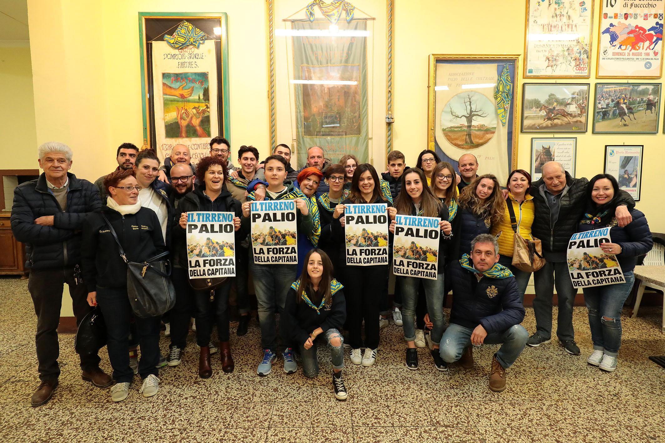 I contradaioli con la nostra locandina celebrativa (foto Agenzia Sestini)