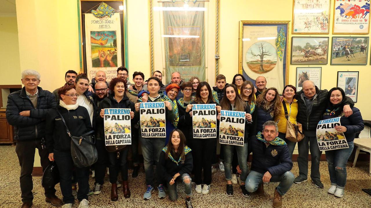 I contradaioli con la nostra locandina celebrativa (foto Agenzia Sestini)