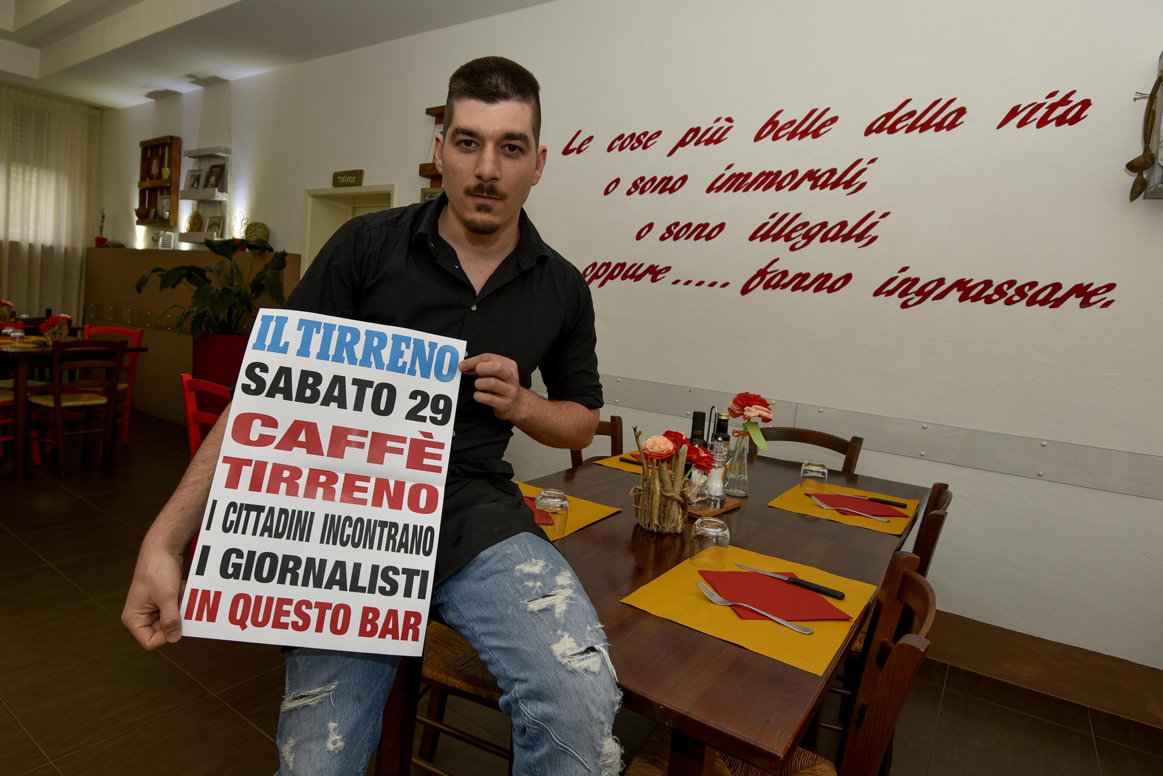 Simone Filadelfi nel suo bar (Foto Bf) 