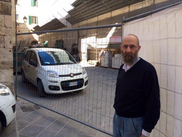 Il titolare del bar alla recinzione del cantiere della Sapienza