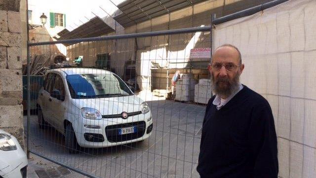 Il titolare del bar alla recinzione del cantiere della Sapienza