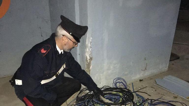 Sorpresi dai carabinieri a rubare cavi elettrici
