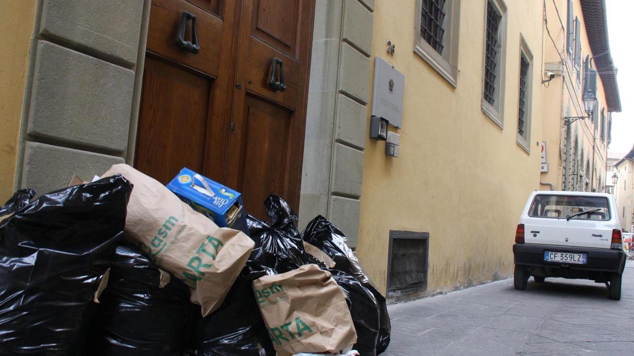 Rifiuti in via dell'Accademia (foto d'archivio)