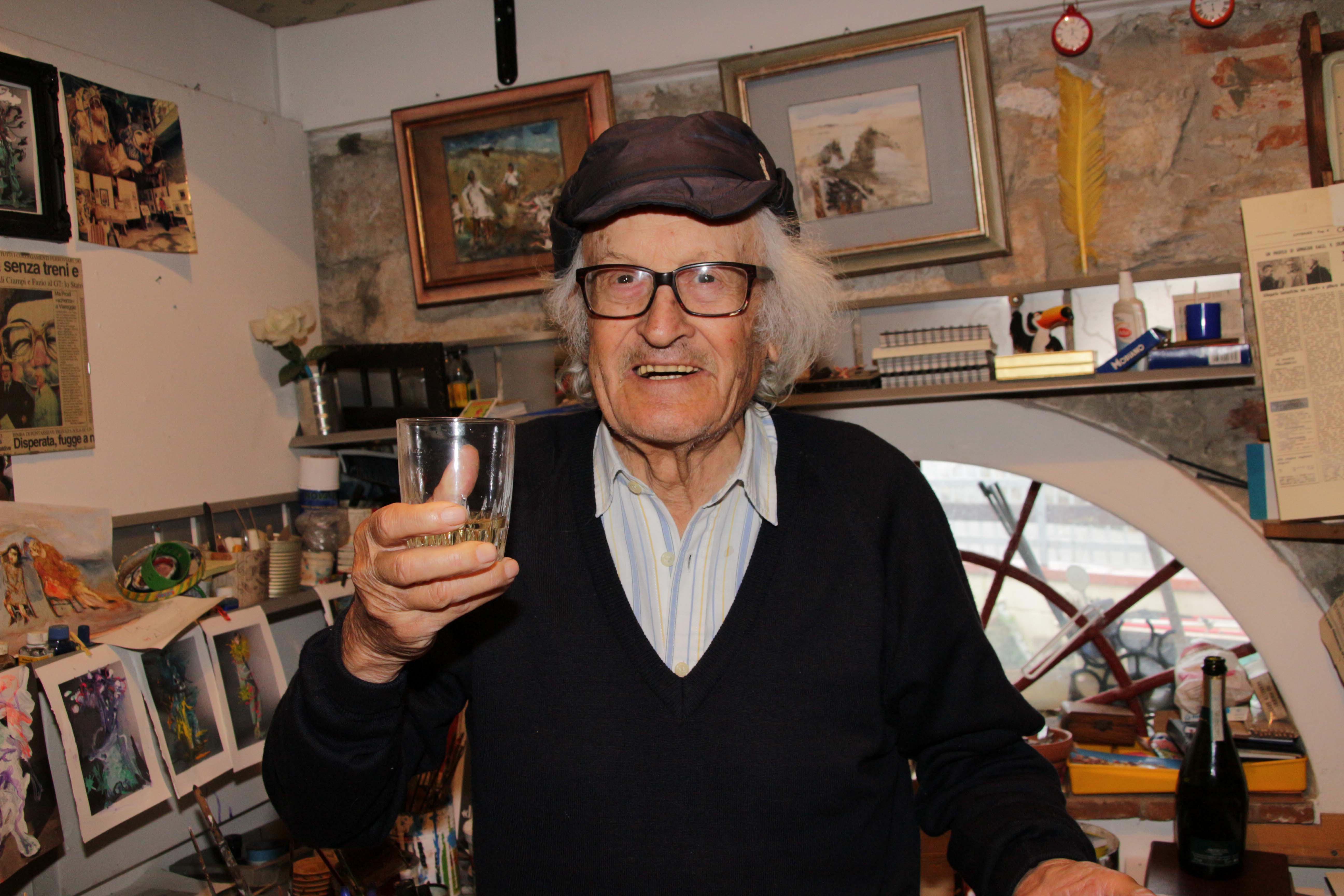 Arnaldo Galli brinda ai suoi 91 anni (foto Ciurca/Paglianti)