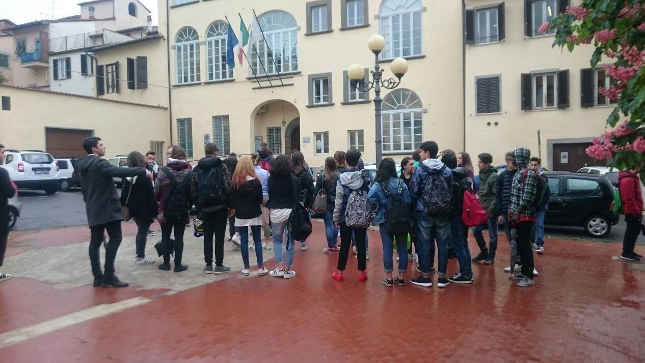 I ragazzi del Checchi che hanno protestato di fronte al Comune 