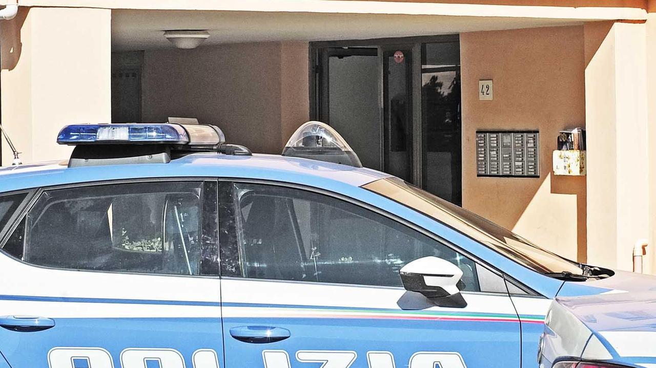 Una volante della polizia al lavoro