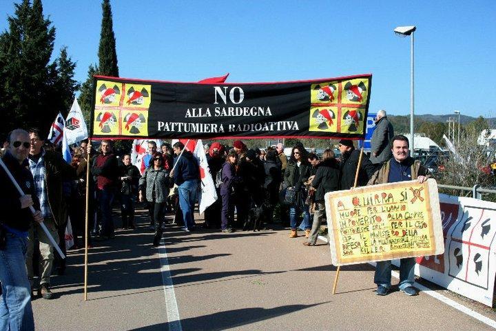 Una manifestazione contro la presenza militare in Sardegna (foto Bulla)