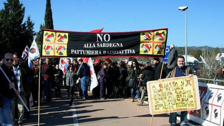 Una manifestazione contro la presenza militare in Sardegna (foto Bulla)