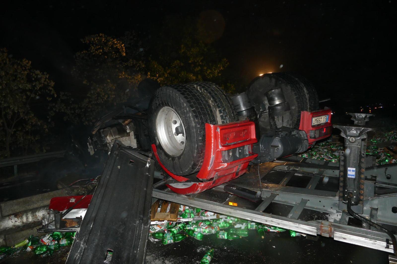 L'autoarticolato che si è ribaltato e ha preso fuoco sull'Aurelia (foto Enzo Russo)