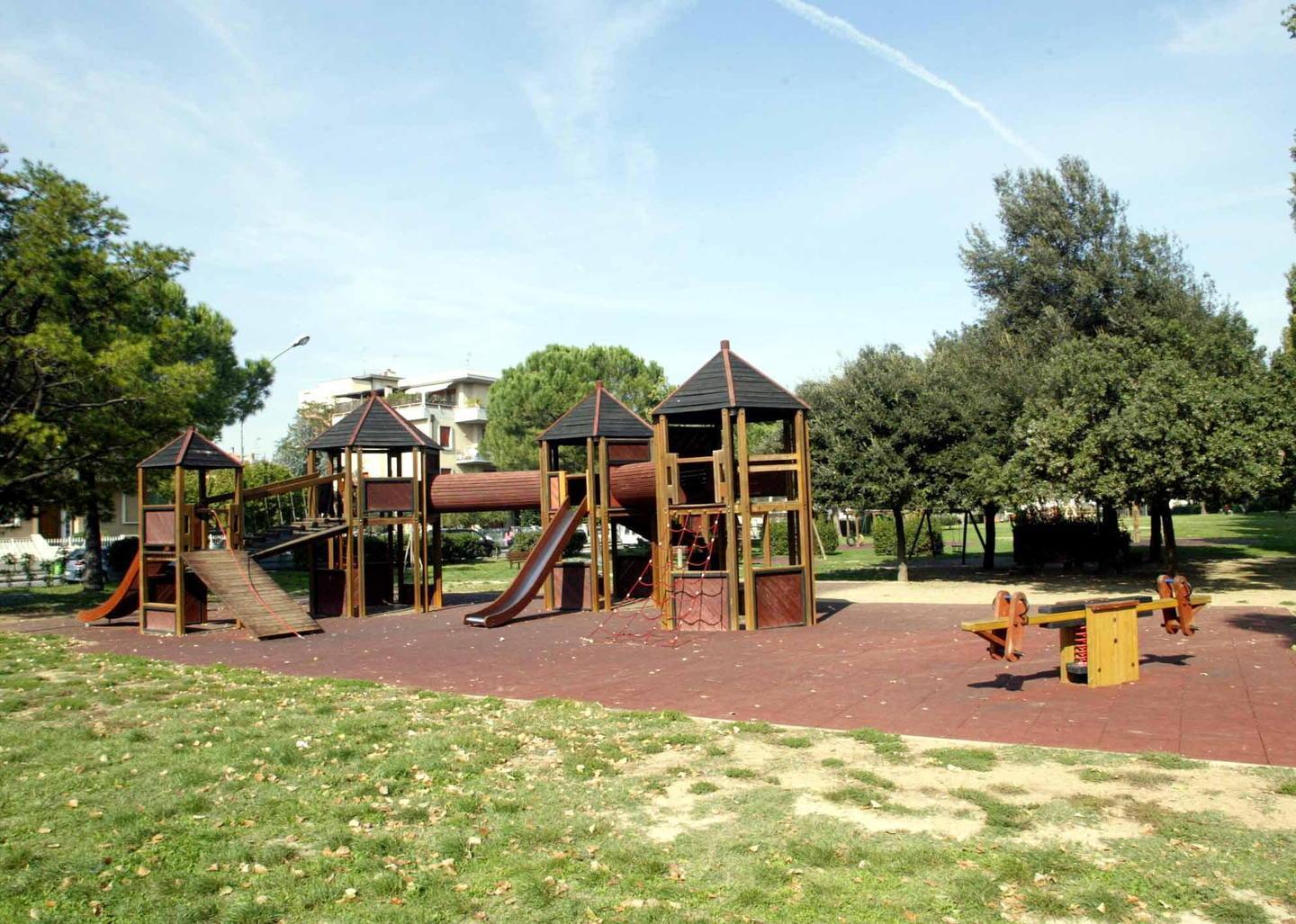 Ferita una bambina nel parco pubblico 