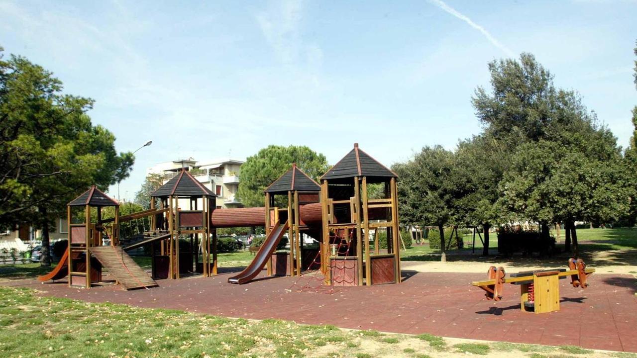 Ferita una bambina nel parco pubblico