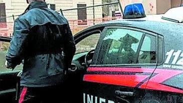 Incastrato dalle telecamere mentre ruba in un negozio