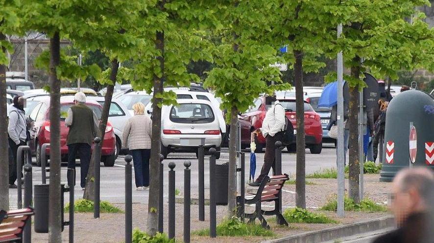 Cittadini arrabbiati contro l’insistenza dei parcheggiatori
