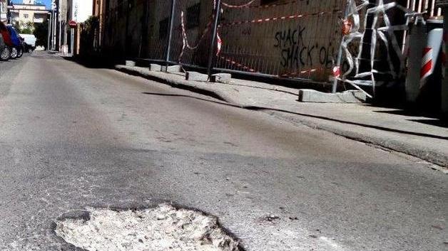 Maxi buca tra via Torres e via Diaz