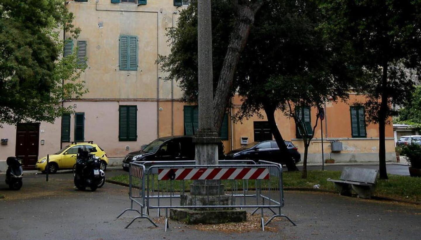 Il palo transennato da un decennio