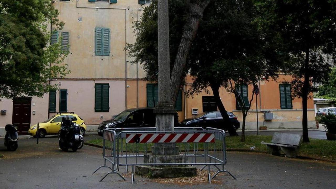 Il palo transennato da un decennio