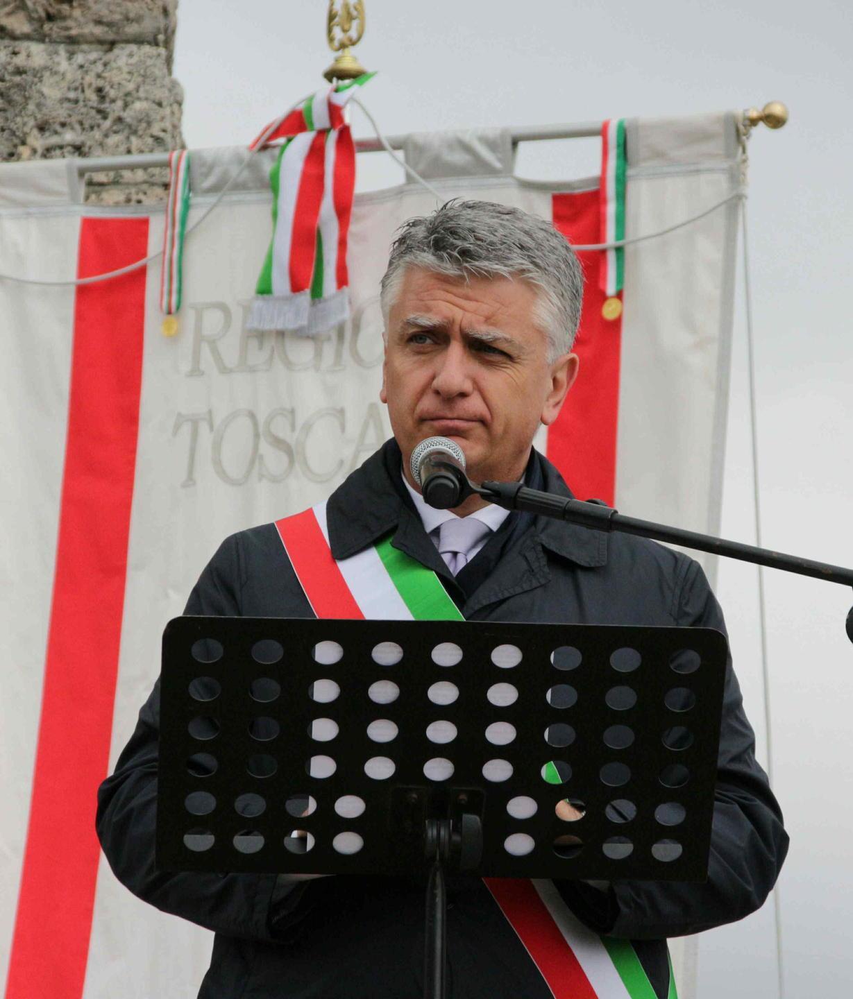 Il Pd: Mallegni ora rimuova quella bandiera fascista 
