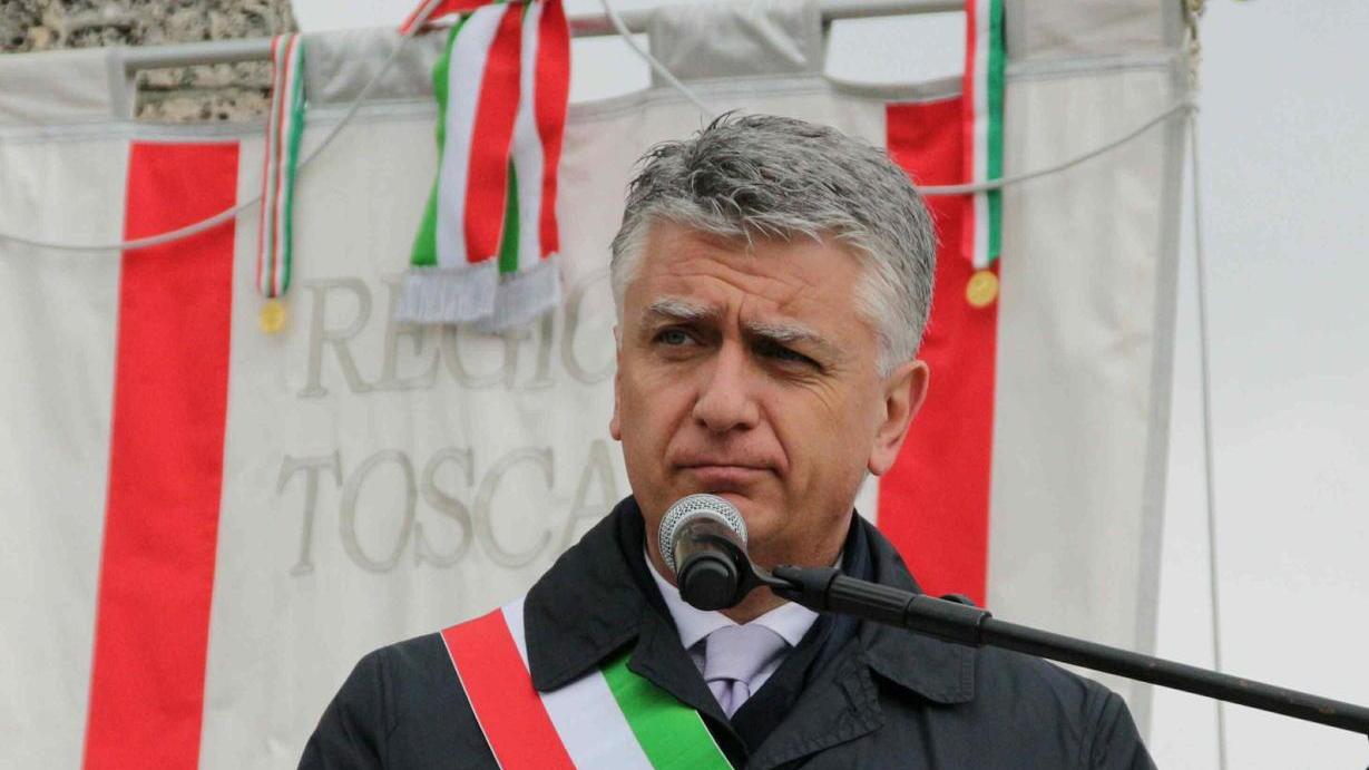 Il Pd: Mallegni ora rimuova quella bandiera fascista