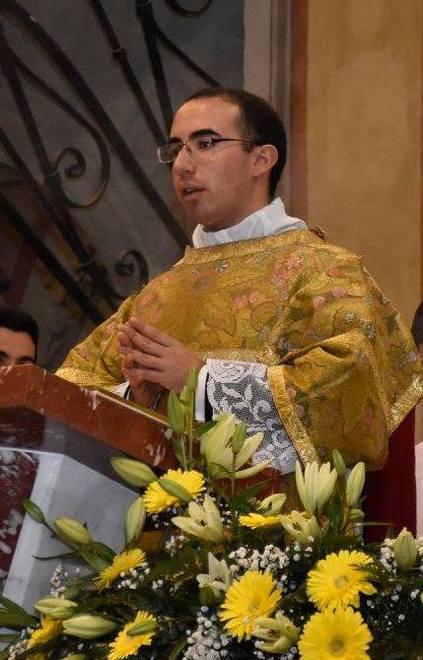 Seneghe abbraccia don Alessandro 