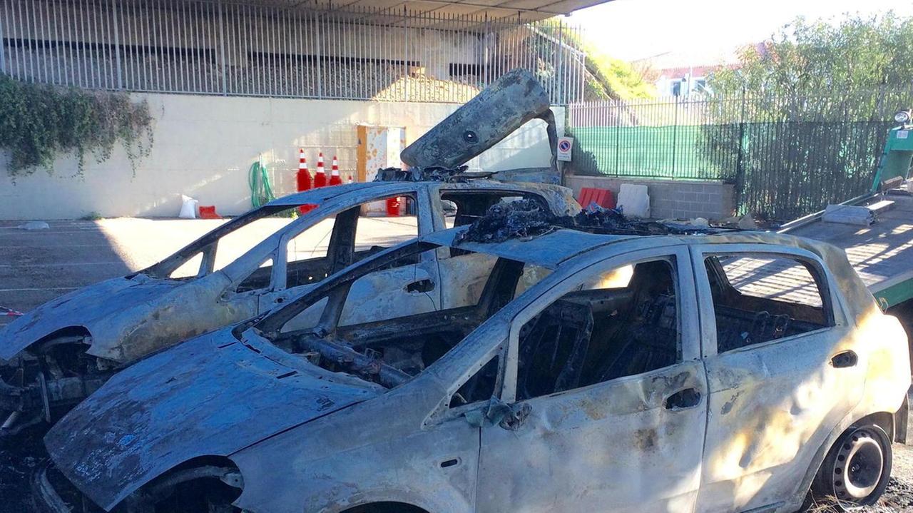 Dalle auto incendiate alla pineta imbrattata una raffica di colpi
