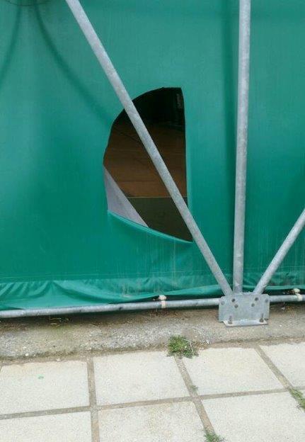 Vandali scatenati squarciano il tendone nel campo di atletica 