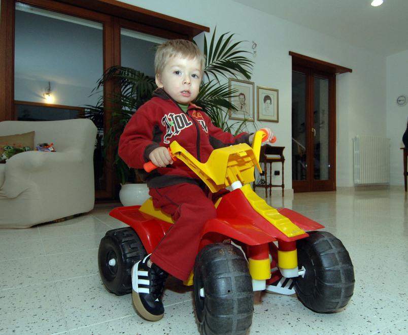 In lacrime per Robertino «Addio piccolo guerriero» 