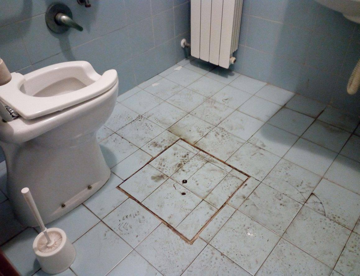 Un lago di urina in ospedale Invaso il bagno del Cup