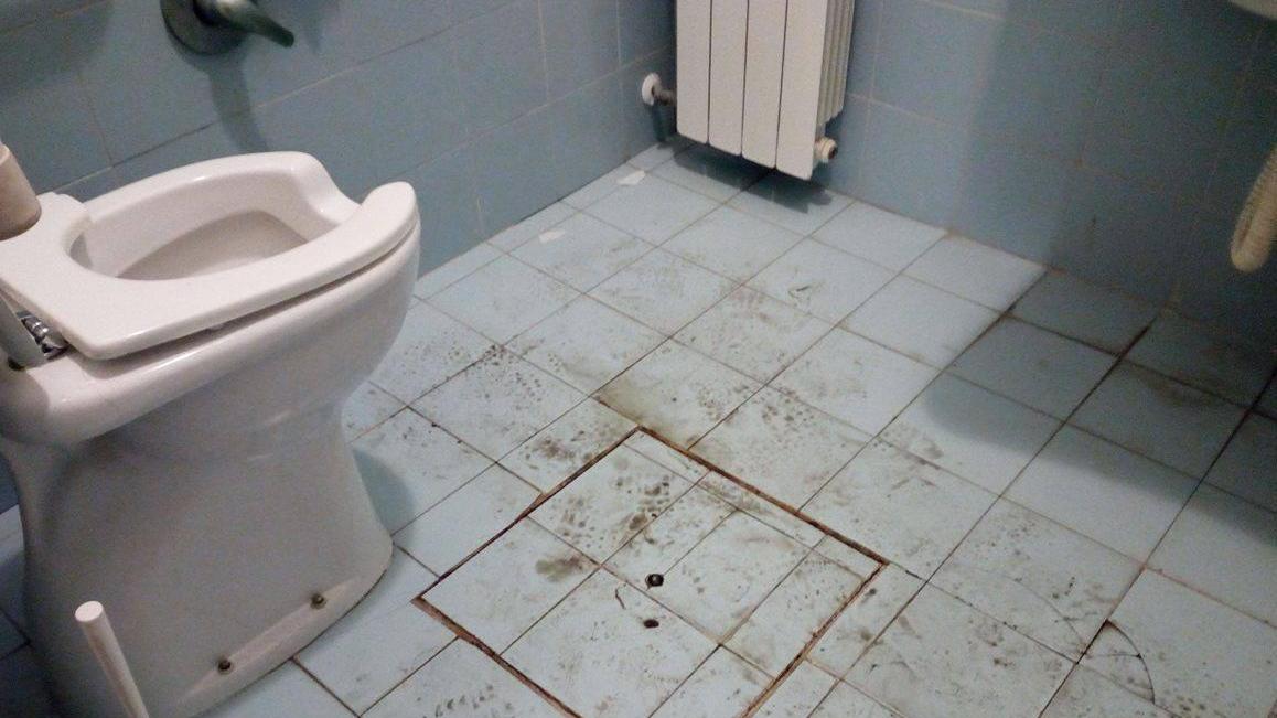 Un lago di urina in ospedale Invaso il bagno del Cup