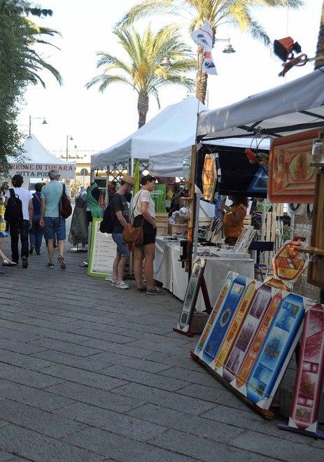 Il Comune intima: «Nel lungomare niente bancarelle» 