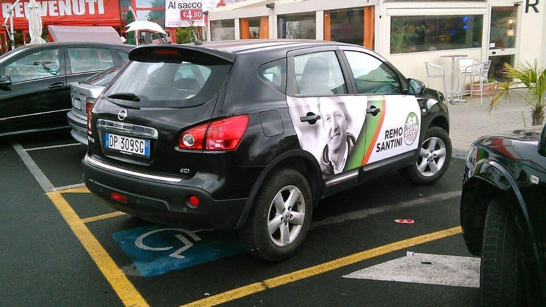 Auto pro-Santini sugli stalli per disabili: rischio multa