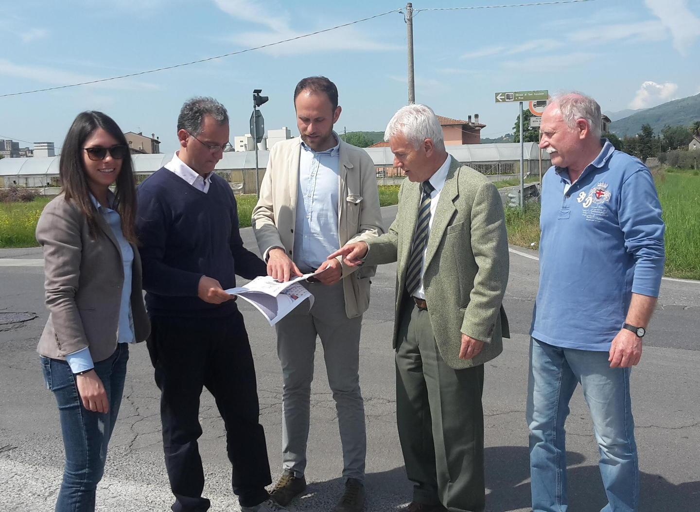 Rotatoria all’incrocio al confine tra Comuni