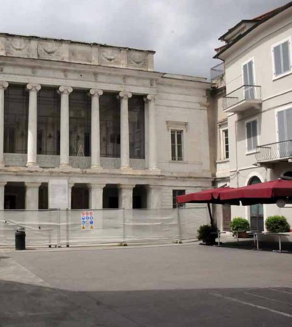 In piazza con le forbici minaccia i passanti