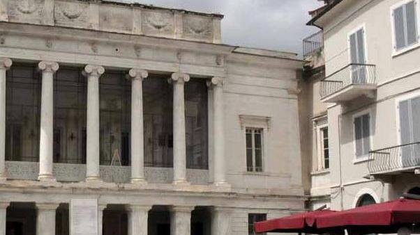 In piazza con le forbici minaccia i passanti