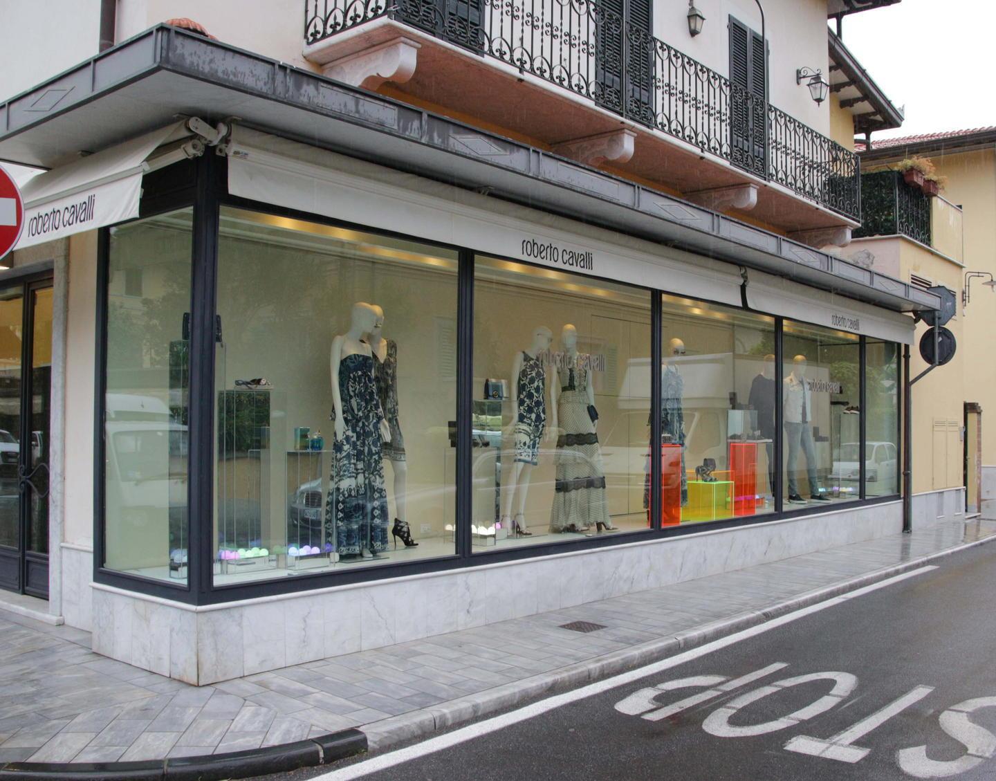 Furto nel negozio di Cavalli rubati 100mila euro di vestiti 