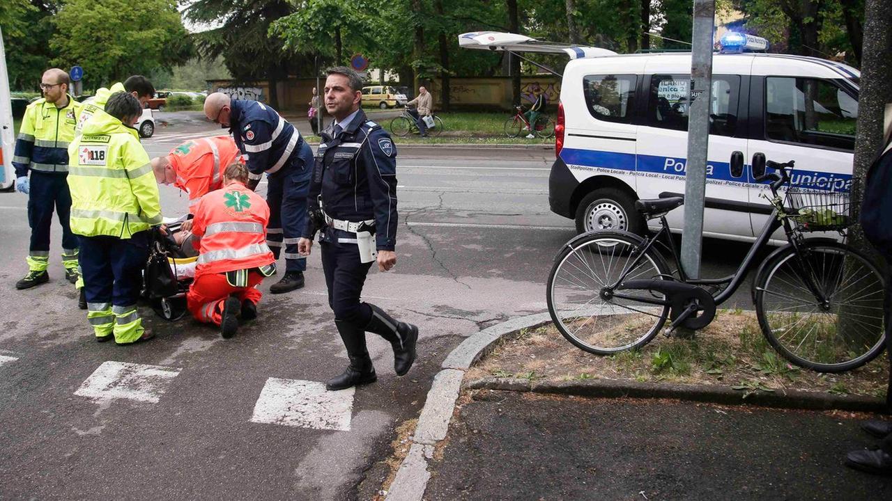 Ciclista investita sulle strisce in via Montefiorino