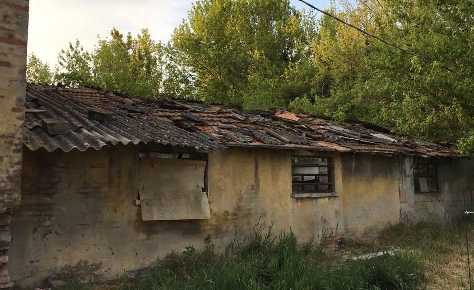 Ancora amianto nell’ex porcilaia a quattro mesi dalla segnalazione 