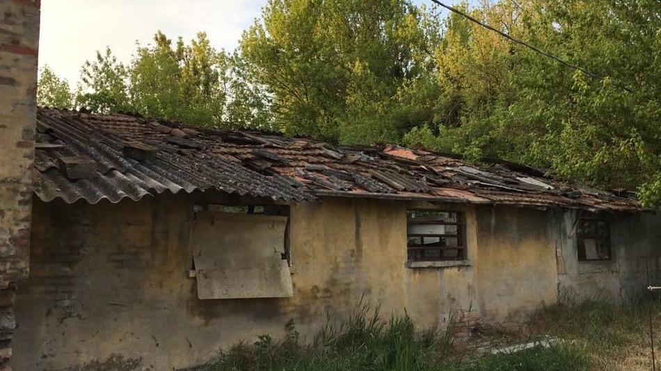 Ancora amianto nell’ex porcilaia a quattro mesi dalla segnalazione