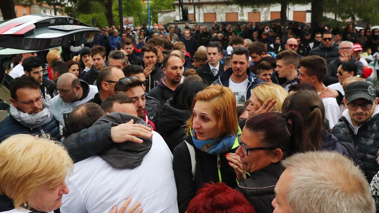 Alex, in Vespa verso il cielo Addio tra lacrime e motori