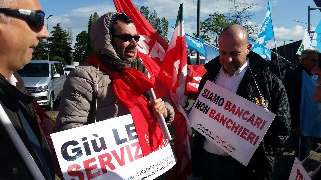 La protesta dei dipendenti della BpVi davanti alla Fiera di Verona