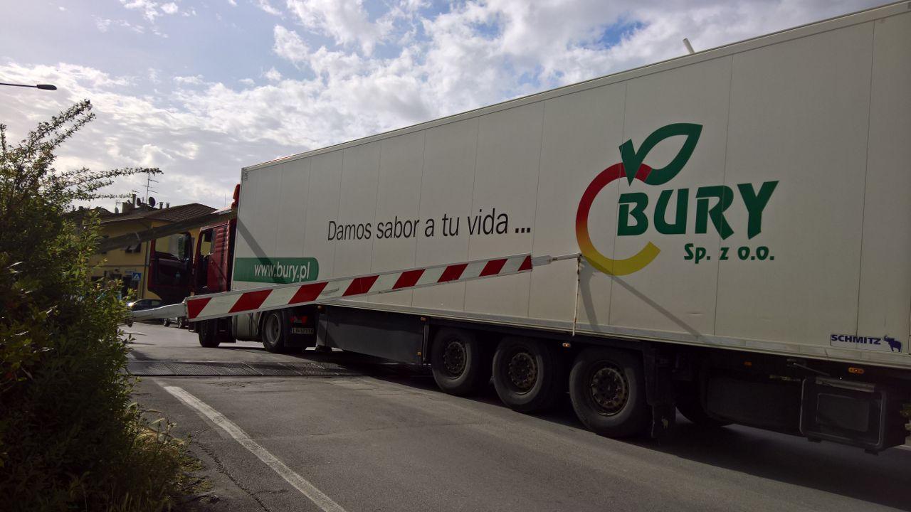 Il tir bloccato al passaggio a livello 