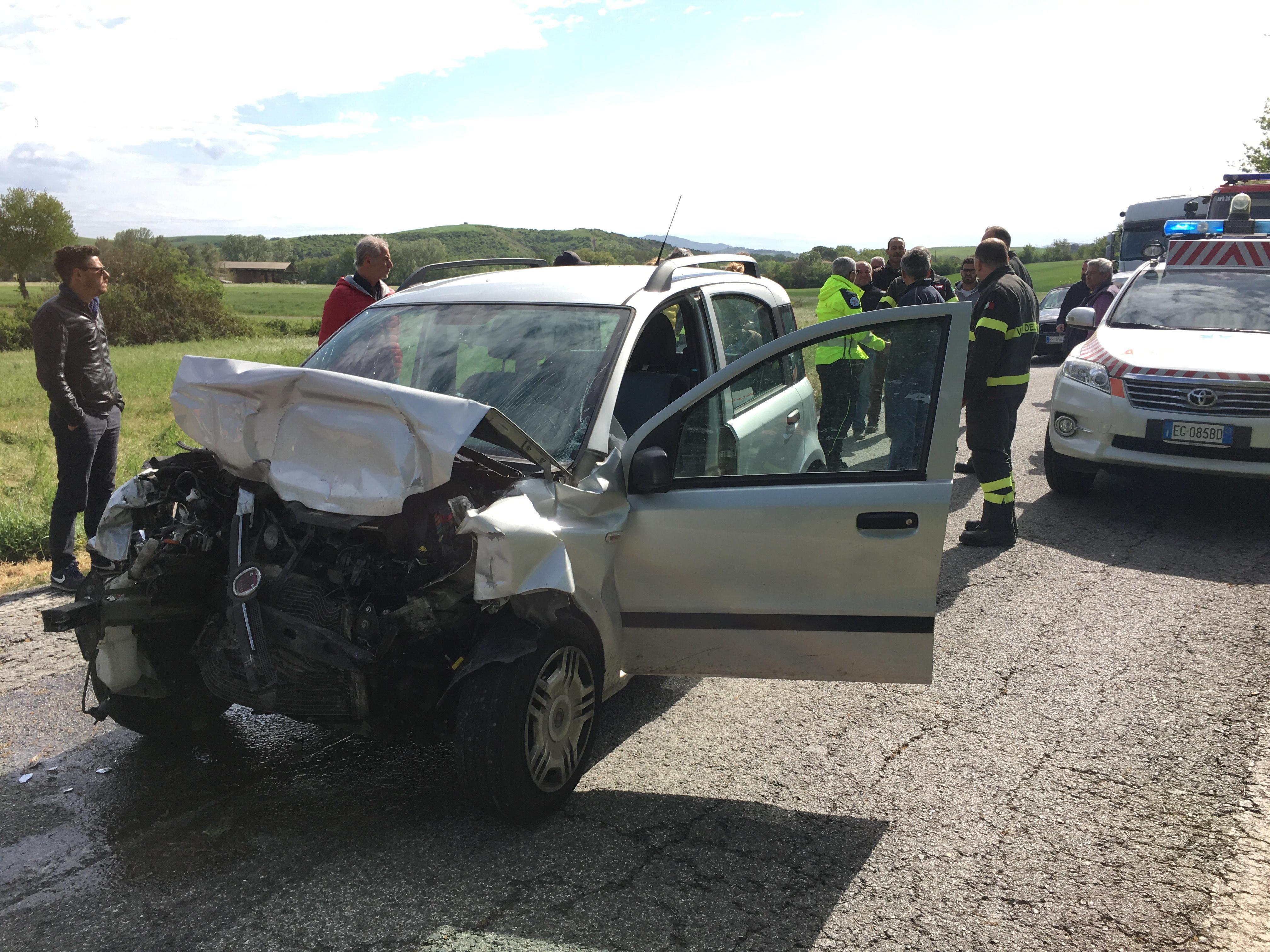 I soccorsi dopo l'incidente (foto Silvi)