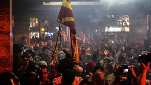 Macedonia:scontri parlamento,100 feriti