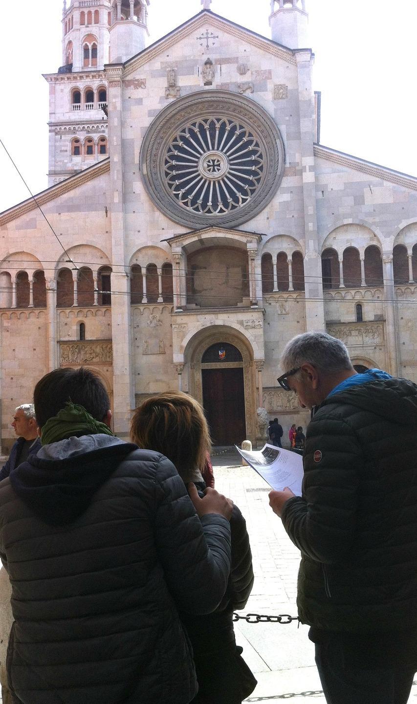 Modena, turisti nel Duomo: «Maltrattati e offesi dal nuovo custode»  