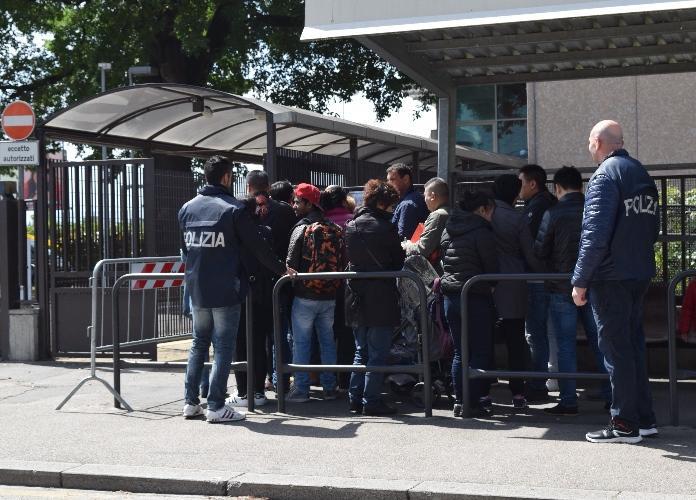 Immigrati in fila davanti alla questura di Prato