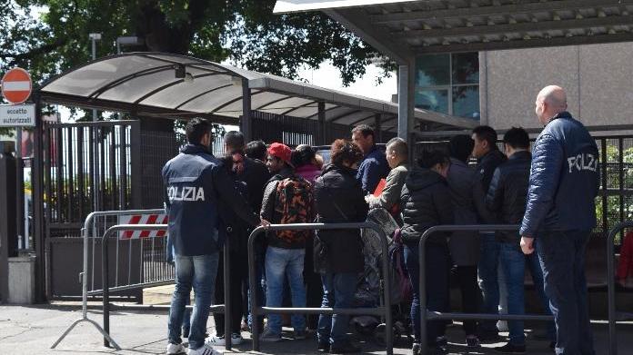 Immigrati in fila davanti alla questura di Prato